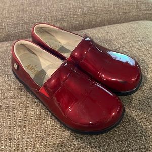 red alegria clogs
